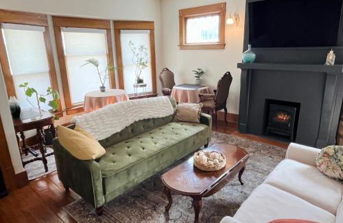 Sandusky House | Fiesinger House - Entire Historic Home, Downtown Sandusky