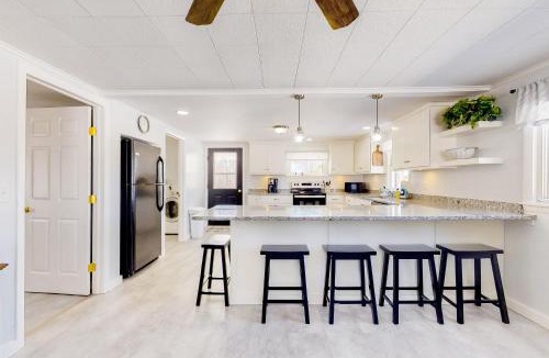 Dundee House | Finger Lakes Stunner