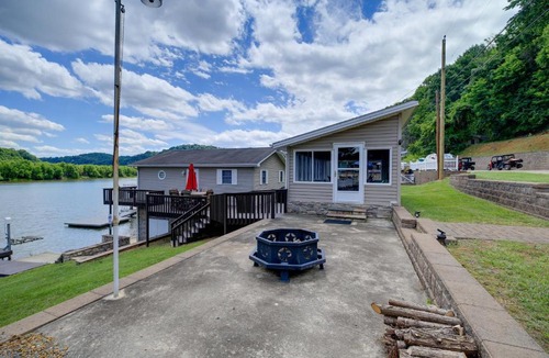 Draper House | Fire Pit & Floating Dock! Claytor Lake Hideout