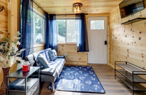 Manitou Beach Apartment | Fire Pit, Gas Grill! Bright Cottage By Devils Lake