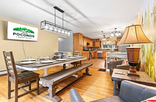 Dingmans Ferry House | Fire Pit-Theater-Arcades-Hot Tub-Dogs Welcome
