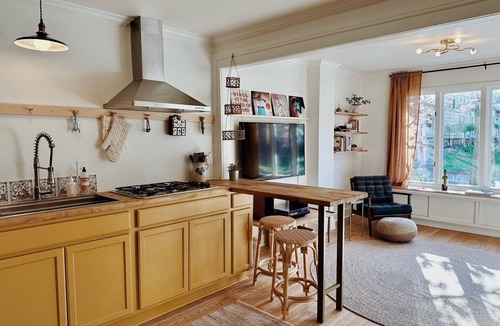 Downtown Rochester House | Flower City Abode- Park Ave Roc 2bd- 2 bath House- Updated!