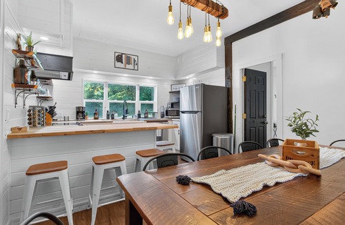 Bristol Hills House | FLXFarms-7Bd-6Ba-HotTub-Firepit-Arcade-PetFriendly