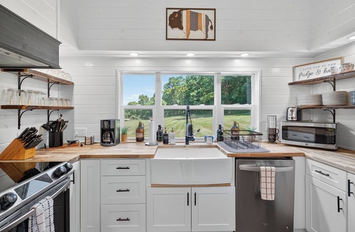 Bristol Hills House | FLXFarms-7Bd-6Ba-HotTub-Firepit-Arcade-PetFriendly