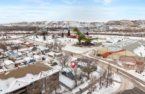 Drumheller House | Fossil Flats 3BR Designer Home in Centre of Town