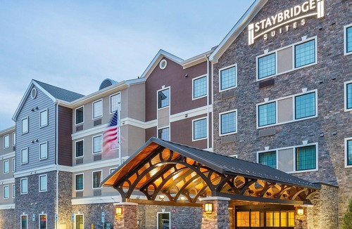Canton Condo | Free Daily Breakfast, Shared Hot Tub + Pool | King Suite