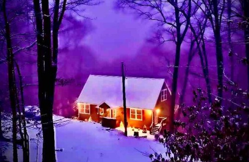 Charter Hills Cottage | Free EV charging, loft, views, hot tub, pets, private, 2 beds, firepit & deck