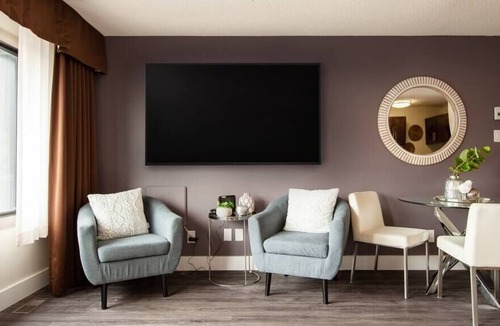 Downtown Winnipeg Apartment | Free Parking and Wi-Fi! Luxury 1-bedroom Suite