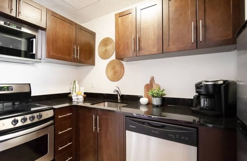 Downtown Winnipeg Apartment | Free Parking and Wi-Fi! Luxury 1-bedroom Suite