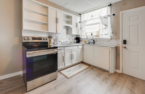 Rochester Apartment | Free Parking! Townhome 3 Mi to Dtwn Rochester