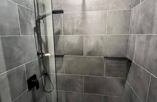 Brackendale Apartment | Fresh and bright studio space close to trails and the highway. Pet friendly