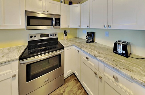 Put-in-Bay Condo | Friends of the Bay—Lake Views Await | 12 ppl| C106