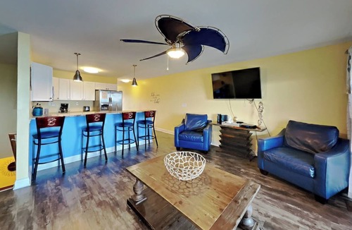 Put-in-Bay Condo | Friends of the Bay—Lake Views Await | 12 ppl| C106