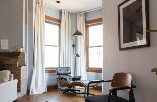 Mid-North District Apartment | Frontdesk | Classic 2 BR Apt in Lincoln Park