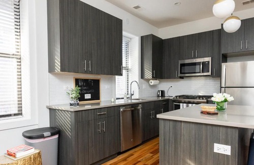 Lakeview Apartment | FRONTDESK Spacious 2 BR Apt near Wrigley Field