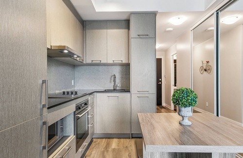 Downtown Toronto Apartment | Fully-Equipped 1-BR Condo in DT Toronto