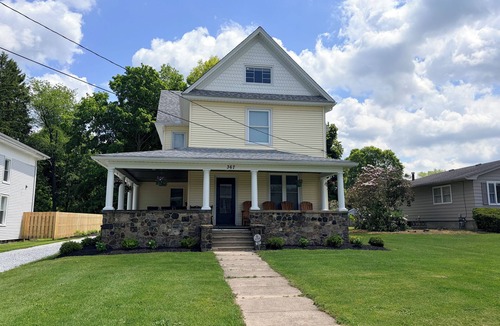Geneva House | Fully Remodeled 5BR Geneva Retreat –Charm Near Lake Erie & Wineries sleeps 20