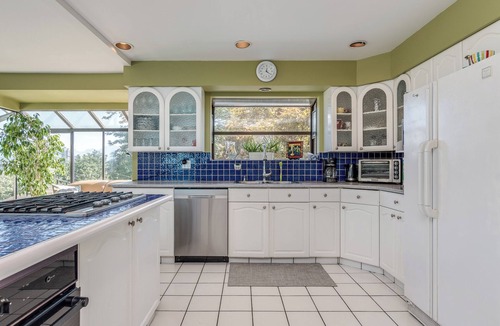 Coquitlam House | Fun and Comfy House with Pool and Hot Tub