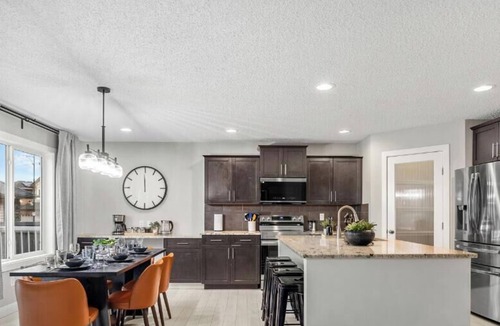 Northwest Edmonton House | Game Night Retreat - HotTub - AC - FireTable - BBQ - Kingbed
