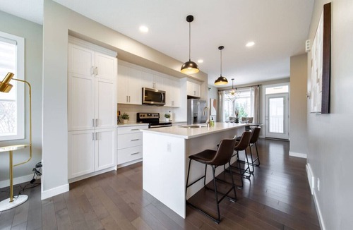 Jasper Place House | Garage |Near WEM | Disney+ | 2 BR w/Ensuites