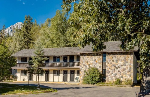 Harvie Heights Condo | Gateway Suites: Charming Stay Perfect for 4 Guests!