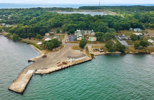 Kelleys Island House | Get Closer to Nature at the Iroquois Suites with Breathtaking Views 214