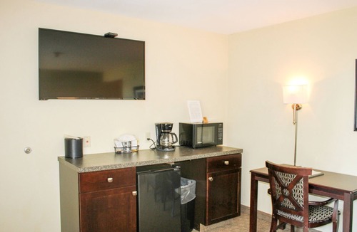 Kelleys Island Hotel | Glacier Suite at Kelley's Island Venture Resort