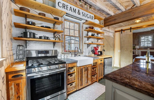 Canandaigua House | Glen Hollow Guest House: Hot Tub/Sauna+Waterfall!