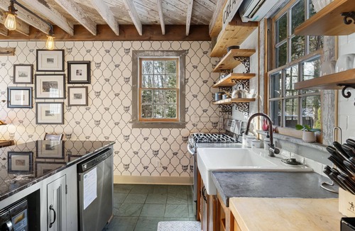 Canandaigua House | Glen Hollow Guest House: Hot Tub/Sauna+Waterfall!