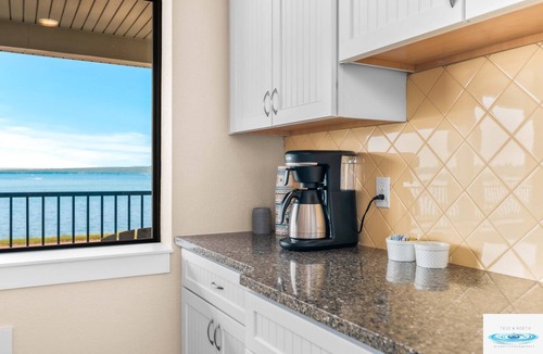 Traverse City Hotel | 🏖️ Gold Coast Inn | Breathtaking Sunsets w/Lake View ➠ 305