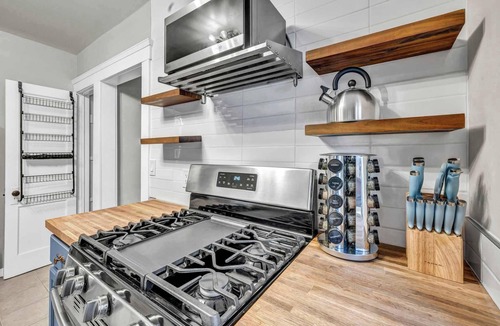 Detroit - Shoreway House | Gordon Square Gem | Spacious 5BR | Sleeps 19
