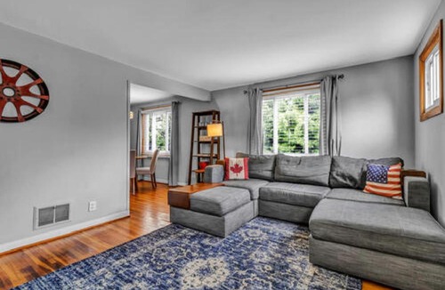 North Buffalo Apartment | Gorgeous 2 Bedroom Upper Apartment with Free Parking in North Buffalo