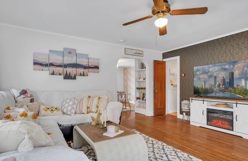 Charlotte House | Gorgeous home walking distance to the beach