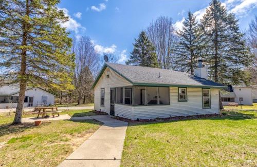 Saugatuck House | Goshorn Lake access - shared pool - cozy cottage