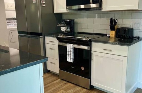 Geneva-on-the-Lake House | GOTL - Hot Tub - Wine Tours - Sunset Vacation Rentals