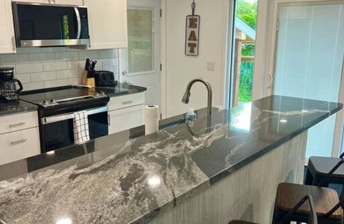 Geneva-on-the-Lake House | GOTL - Hot Tub - Wine Tours - Sunset Vacation Rentals