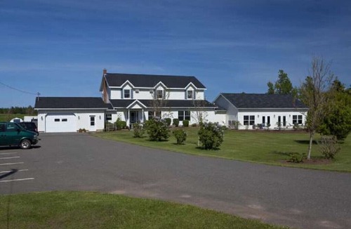 Cavendish Apartment | Graham Inn (Fields in Bloom Room with King Bed)