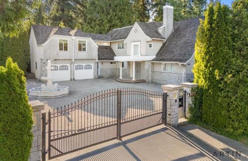 West Point Grey House | Grand 4BR Point Grey Manor - Walk to Beaches