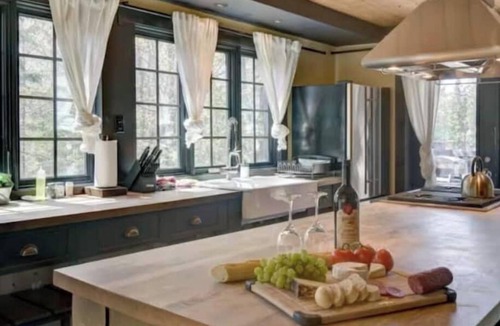 Cantley Ski Chalet | Grand Loft, Lake, Pool table, 2 beds, Jacuzzi, 10 minutes from Casino Lac Lemay,