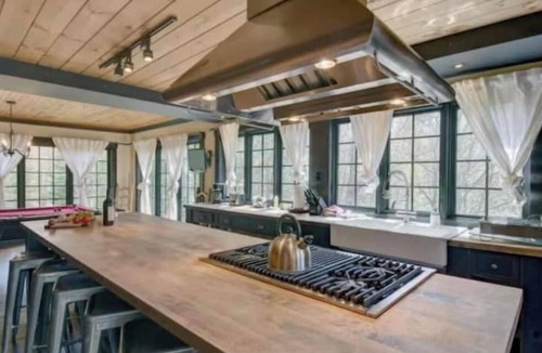 Cantley Ski Chalet | Grand Loft, Lake, Pool table, 2 beds, Jacuzzi, 10 minutes from Casino Lac Lemay,