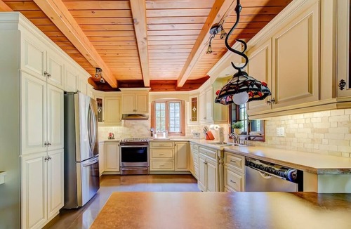 Grandes-Piles Ski Chalet | Grandes-Piles | Spa, dock, navigable river & ski