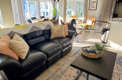 Grand Bend Cottage | Gray Haven: Lake View Patio, Hot Tub, 1 min to beach!