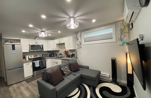 Regina House | Greensville Cozy 1 Bedroom , 2 bed spacious Suite, feels just like home