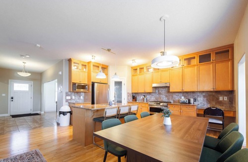 Southwest Edmonton House | Group Retreat near WEM | Hot Tub, 2 Kitchens, 3 Lounges, Fire Table Sleeps 14