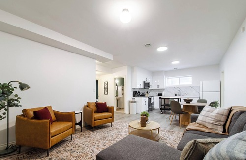 Southwest Edmonton House | Group Retreat near WEM | Hot Tub, 2 Kitchens, 3 Lounges, Fire Table Sleeps 14