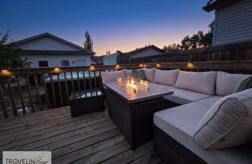 Southwest Edmonton House | Group Retreat near West Edmonton Mall with Hot Tub, 3 Lounges & Fire Table