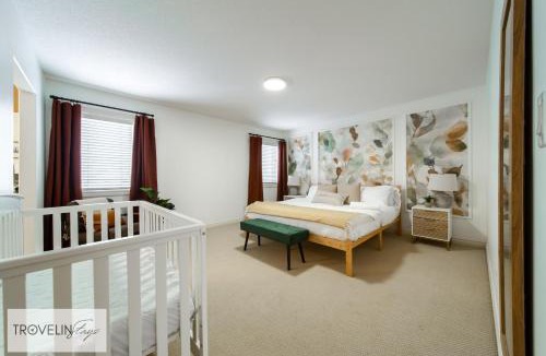 Southwest Edmonton House | Group Retreat near West Edmonton Mall with Hot Tub, 3 Lounges & Fire Table