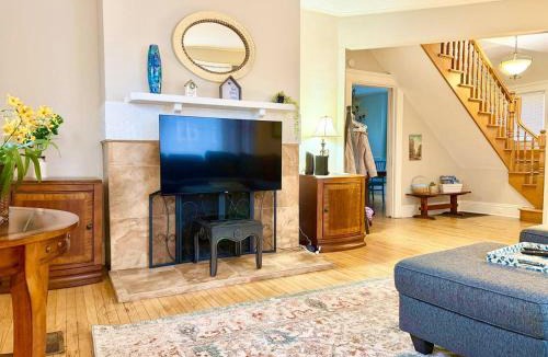 Eastside House | Groups Welcome Near SU Dome and Downtown