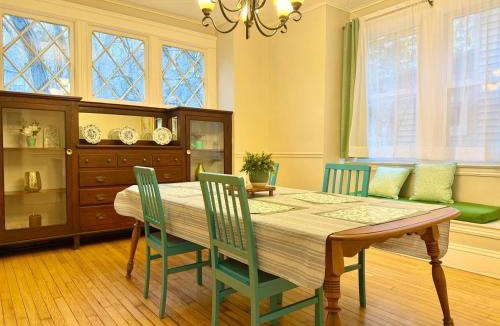 Eastside House | Groups Welcome Near SU Dome and Downtown