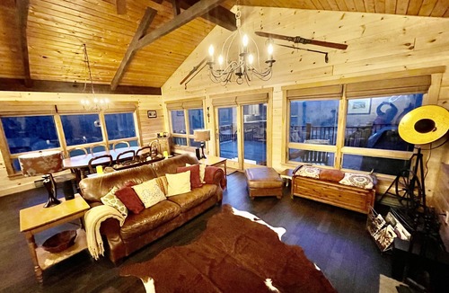 Windham House | *GUT RENO 4 Season Nirvana*Hot Tub*WiFi*Fire Pit*Fireplace*Windhm Mtn View*2BBQs